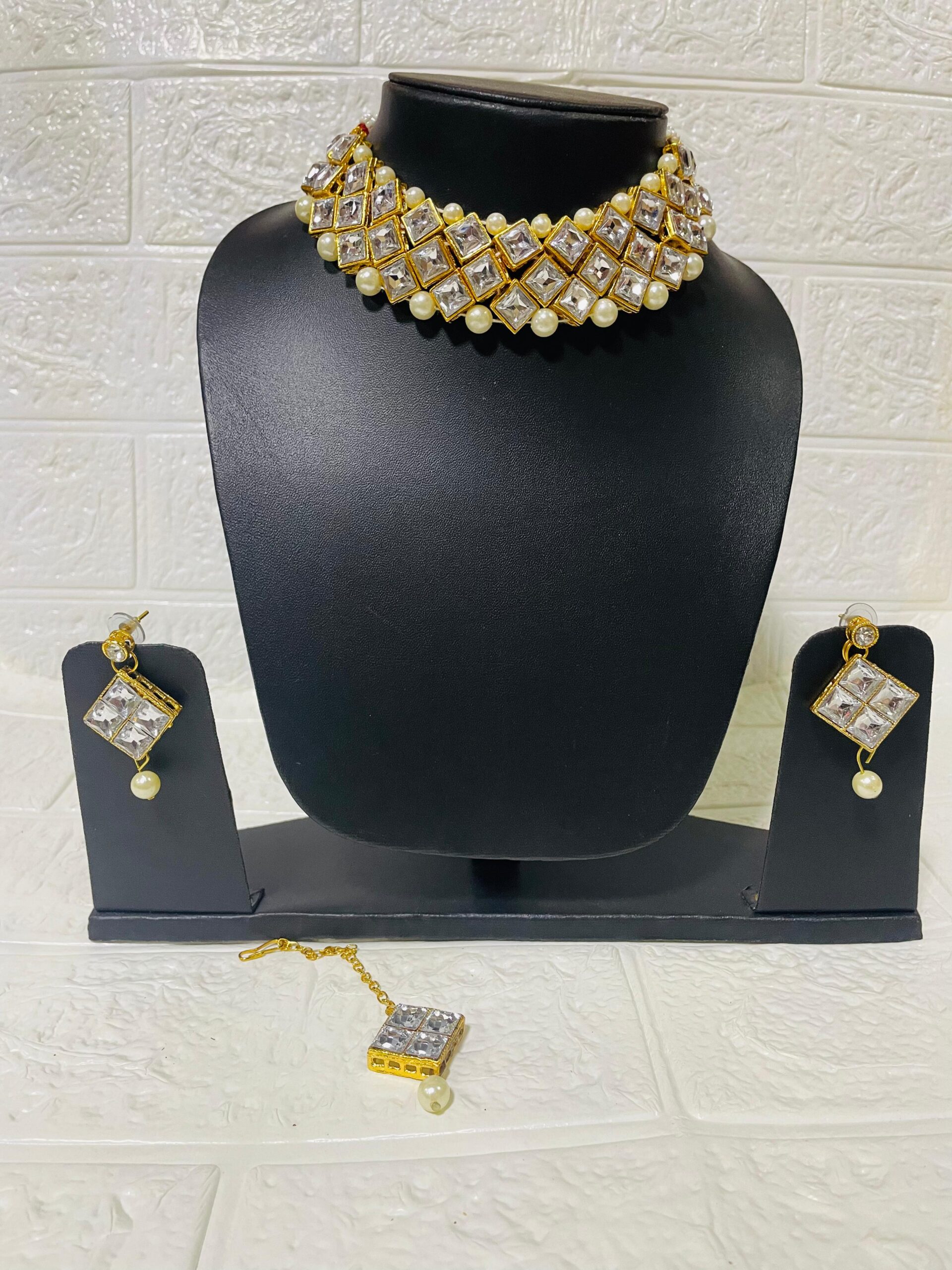 Necklace Set With Pair Earrings, Mangtika